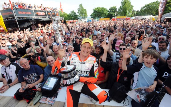 [Image: JOHN MCGUINNESS 08 SENIOR TT WINNER.jpg]